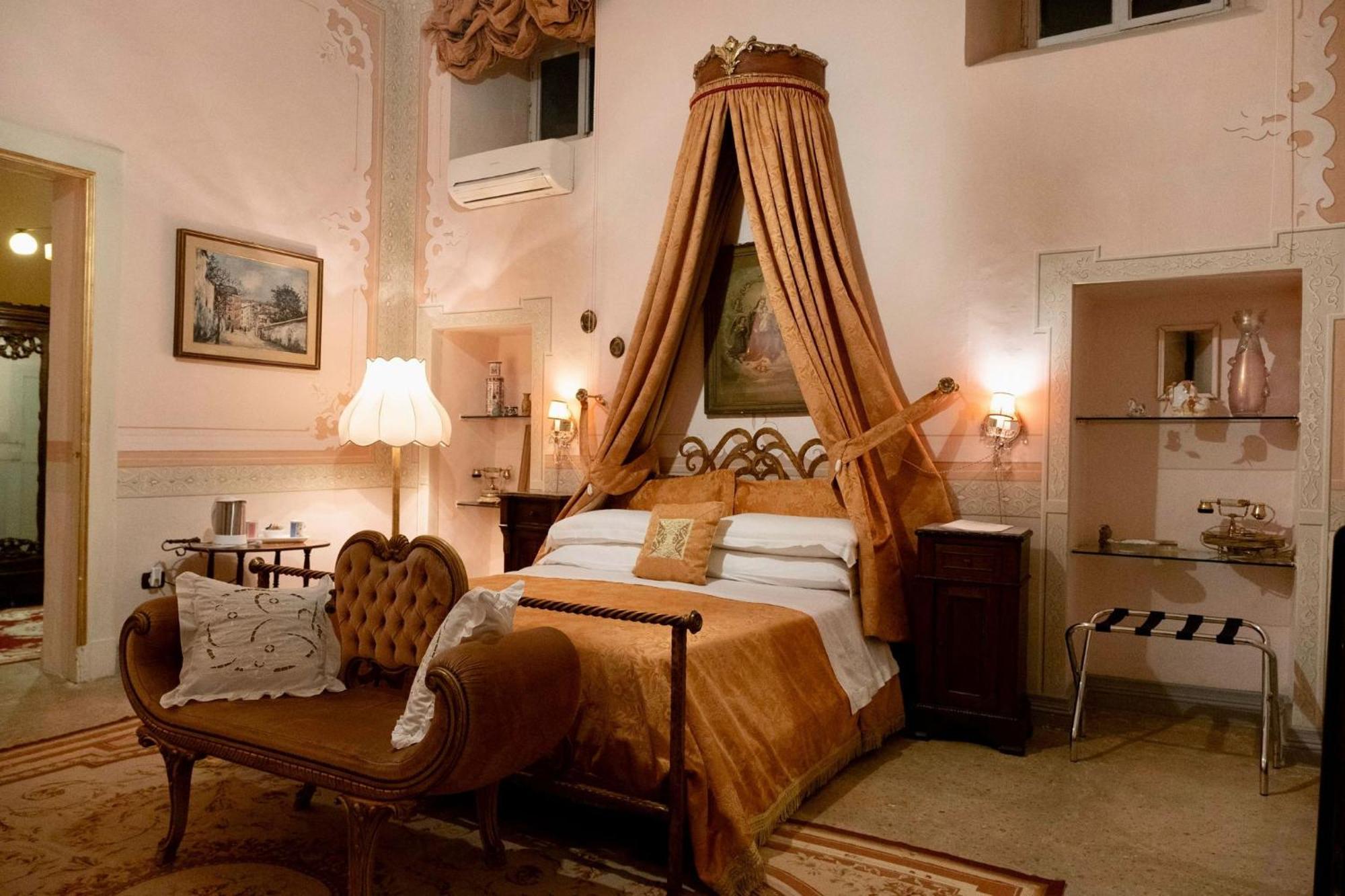 Palazzo De Castro Bed & Breakfast Squinzano Exterior photo