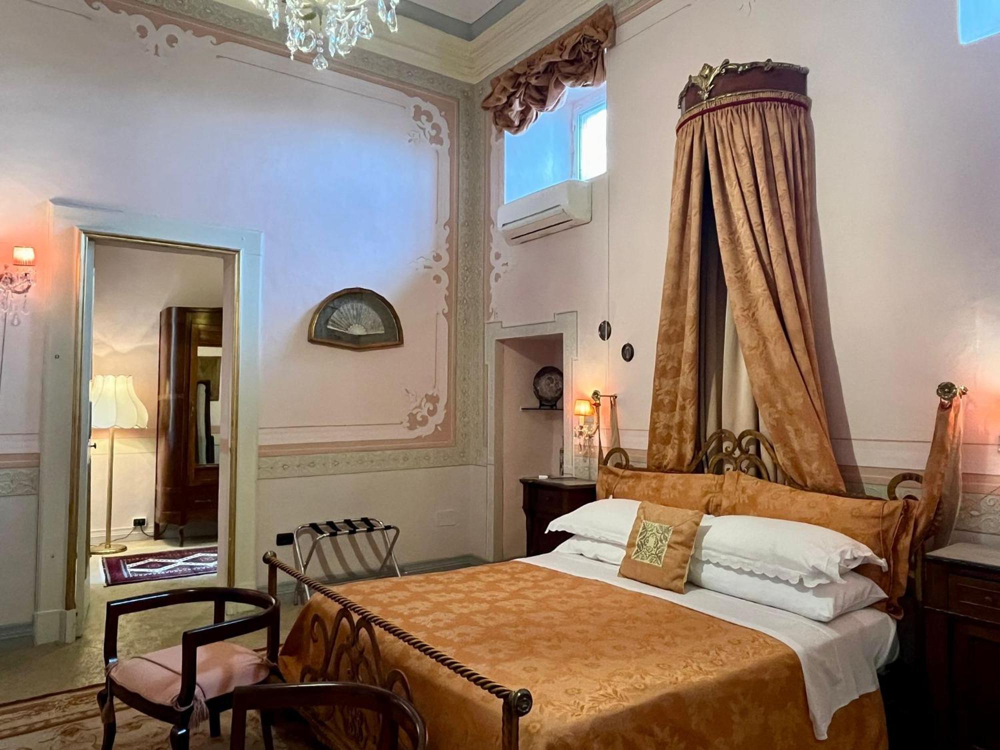 Palazzo De Castro Bed & Breakfast Squinzano Exterior photo