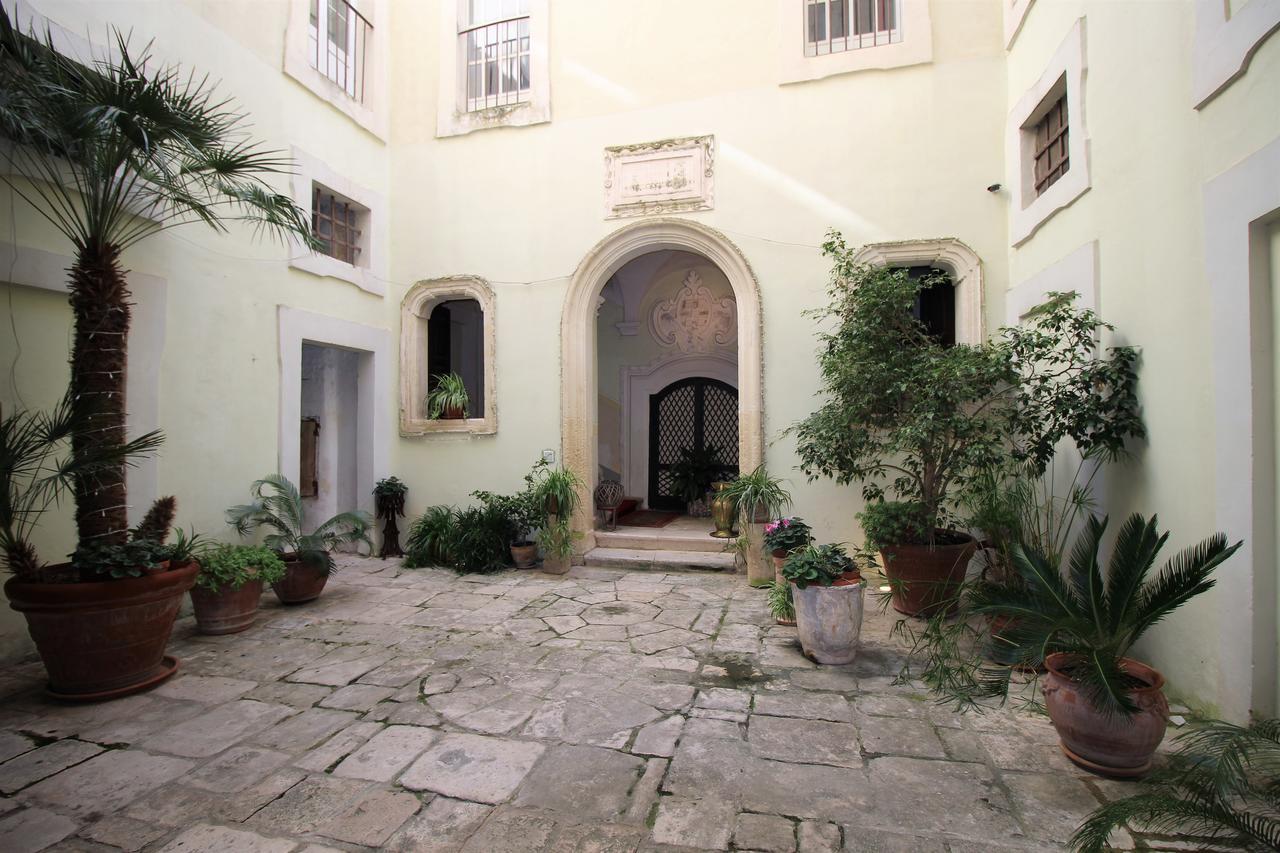 Palazzo De Castro Bed & Breakfast Squinzano Exterior photo